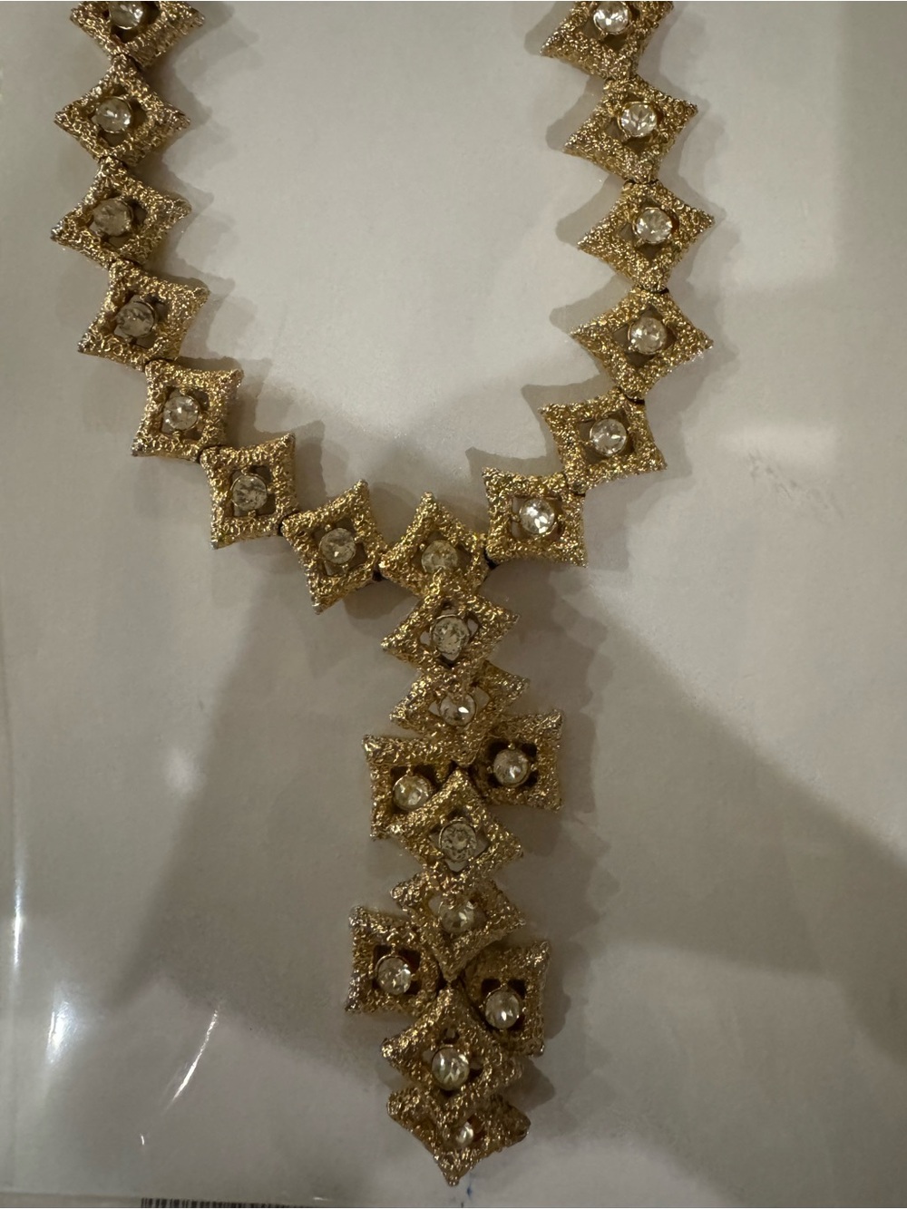 Ciner, vintage, Elegant Gold-Tone Statement Necklace with Crystal Accents